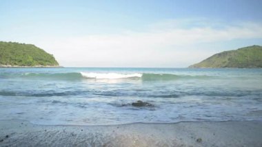 Tropikal Yanui Beach dalgaları güzellik sabah mavi gökyüzü altında phuket batı kıyısında bir sahil üzerinde kırma, Tayland.