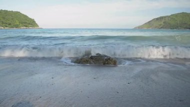 Tropikal Yanui Beach dalgaları güzellik sabah mavi gökyüzü altında phuket batı kıyısında bir sahil üzerinde kırma, Tayland.
