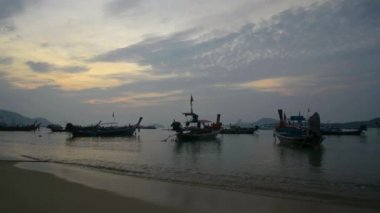 Andaman denizinde birçok uzun kuyruk tekne ile gün doğumu sırasında Rawai plaj Manzarası, Phuket, Tayland.