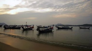 Andaman denizinde birçok uzun kuyruk tekne ile gün doğumu sırasında Rawai plaj Manzarası, Phuket, Tayland.