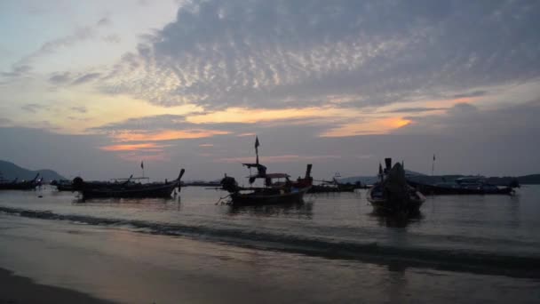拉维海滩的风景在日出时与许多长尾船在安达曼海 普吉岛 — 图库视频影像