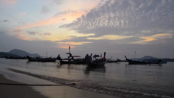 Paysage Plage Rawai Lever Soleil Avec Nombreux Bateaux Longue Queue — Video