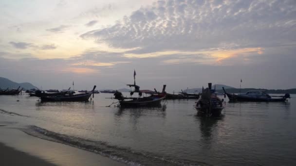 Paesaggio Della Spiaggia Rawai Durante Alba Con Molte Lunghe Barche — Video Stock