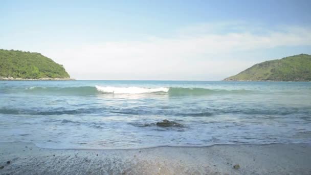朝の青空の下 プーケットの西海岸の海岸に壊れる熱帯ヤヌイビーチ波の美しさ — ストック動画