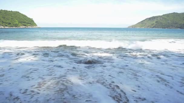 热带亚努伊海滩波浪的美丽打破在普吉岛西海岸的海岸在蓝天下 泰国早晨 — 图库视频影像