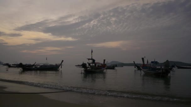 拉维海滩的风景在日出时与许多长尾船在安达曼海 普吉岛 — 图库视频影像