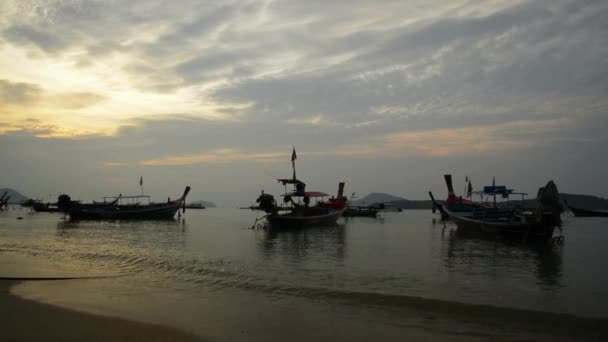 拉维海滩的风景在日出时与许多长尾船在安达曼海 普吉岛 — 图库视频影像