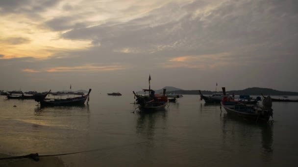 アンダマン海 プーケット タイで多くの長い尾のボートと日の出の間のラワイビーチの風景 — ストック動画