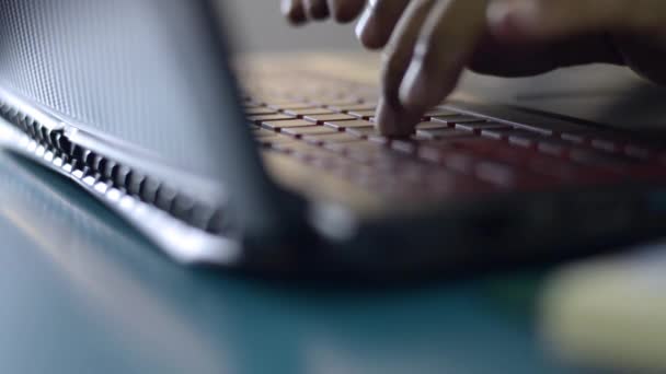 在Covid 19疫情爆发期间 商人在家里的工作台上输入笔记本电脑键盘的手 在家工作 — 图库视频影像