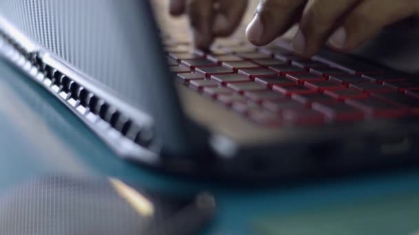 在Covid 19疫情爆发期间 商人在家里的工作台上输入笔记本电脑键盘的手 在家工作 — 图库视频影像
