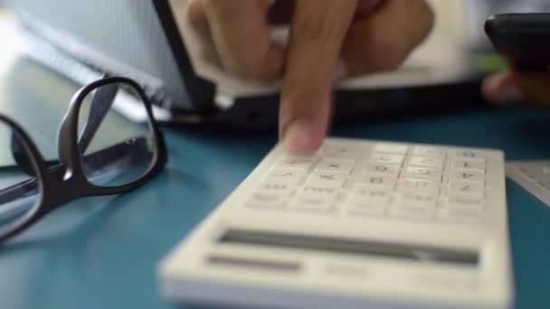 Manos Hombre Calculando Los Gastos Los Datos Telefonía Móvil Escritorio — Vídeo de stock