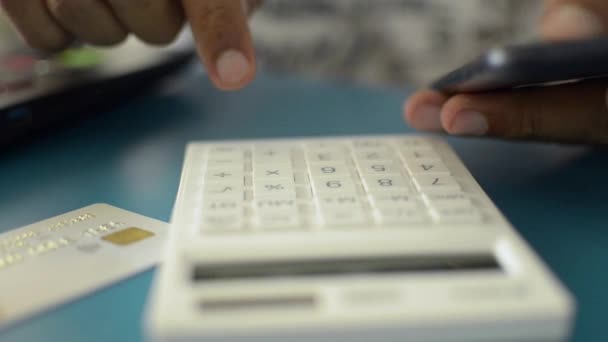 Manos Hombre Calculando Los Gastos Tarjeta Crédito Mientras Utiliza Los — Vídeo de stock