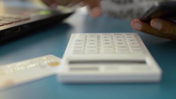 Egy Férfi Kezei Aki Költségeket Számítja Hitelkártyáról Miközben Otthoni Mobiltelefon — Stock videók