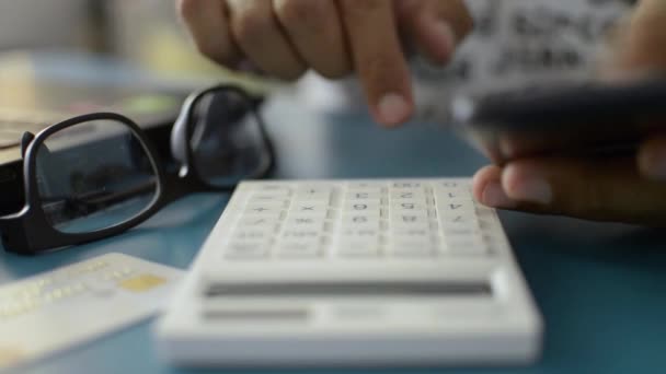 Covid Salgını Sırasında Evde Cep Telefonu Verilerini Kullanarak Kredi Kartı — Stok video