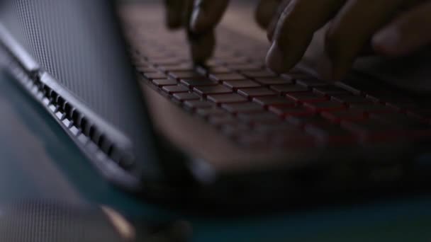 Manos Hombre Negocios Tecleando Teclado Portátil Escritorio Trabajo Casa — Vídeos de Stock