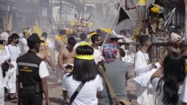 Phuket- 06 Ekim 2019 'da Phuket, Tayland' da düzenlenen Phuket Vejetaryen Festivali 'ne Taoizm katılımcıları katıldı. Festival boyunca dindarlar Tanrı 'yı yatıştırmak için et yemekten kaçındılar..