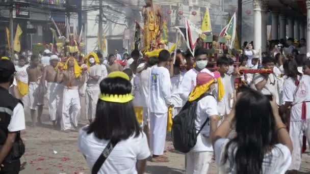 10月 10月06 タイのプーケットで10月の06 2019のプーケットベジタリアンフェスティバルのストリート行列に道教の参加者 祭りの信者の間に神をなだめるために肉を食べることを棄権 — ストック動画
