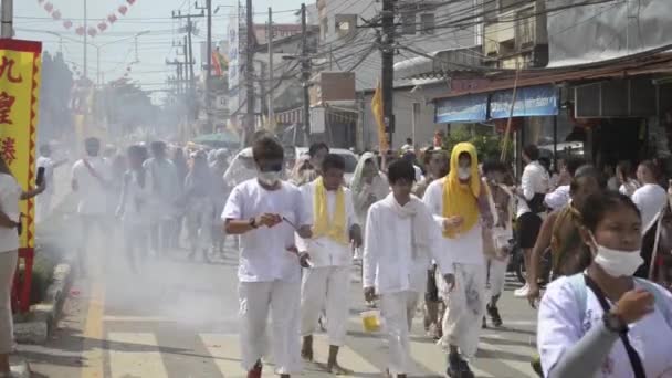 Phuket Říj Účastníci Taoismu Pouličním Průvodu Phuket Vegetariánského Festivalu Října — Stock video