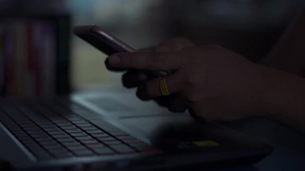 Mãos Mulher Usando Telefone Inteligente Para Comunicação Bate Papo Com — Vídeo de Stock