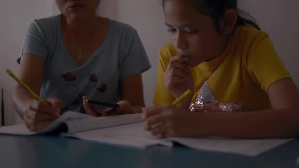 Moeder Met Behulp Van Smart Phone Onderwijs Huiswerk Aan Haar — Stockvideo