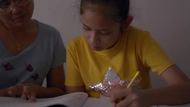 Mutter Bringt Ihrer Tochter Hausaufgaben Auf Dem Schreibtisch Bei Bildungskonzept — Stockvideo