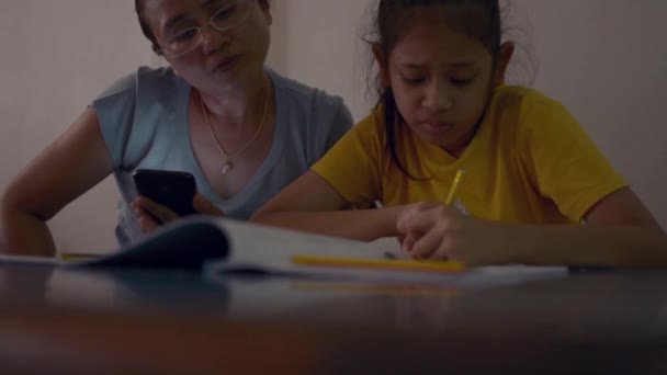 Mãe Está Ensinando Sua Filha Enquanto Faz Lição Casa Com — Vídeo de Stock