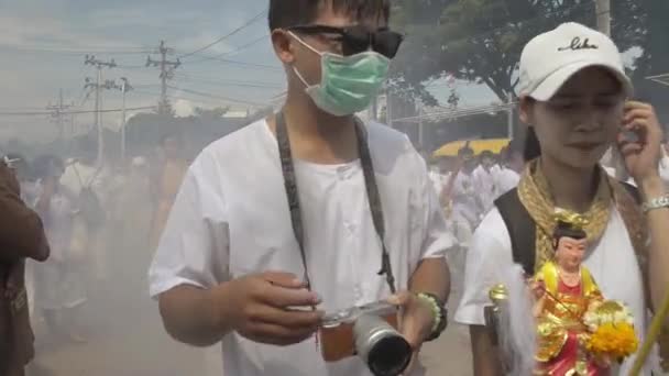 普吉岛 10月7日 2019年10月7日在泰国普吉岛举行的普吉岛素食节街头游行的道教参与者 在节日期间 信徒们不吃肉是为了安抚上帝 — 图库视频影像