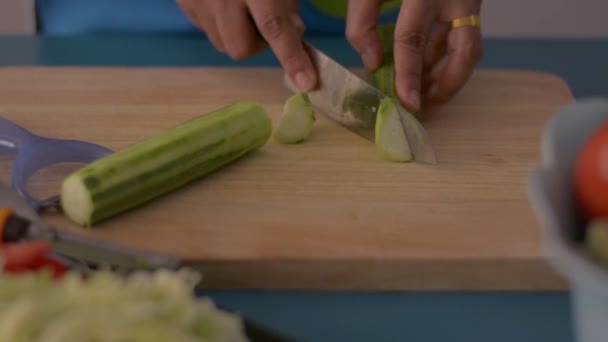 Close Shot Woman Hands Cutting Angled Loofah Wooden Cutting Board — Stock Video