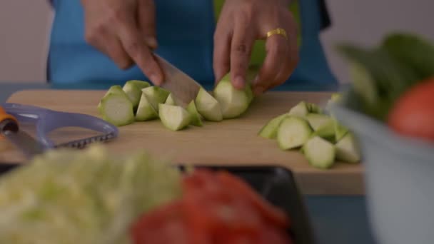 Close Schot Van Vrouw Handen Snijden Schuine Loofah Houten Snijplank — Stockvideo