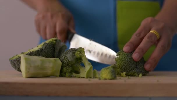 Close Shot Woman Hands Cutting Broccoli Wooden Cutting Board Healthy — Stock Video