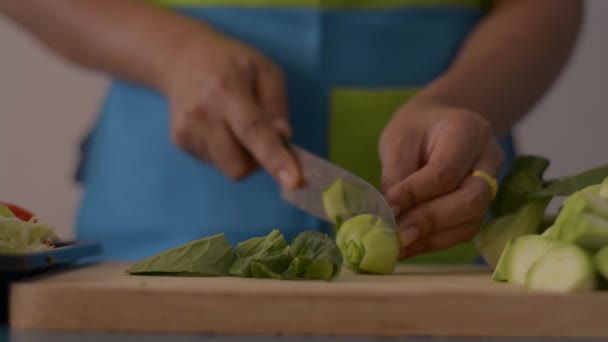 Close Shot Woman Hands Cutting Baby Bok Choy Wooden Cutting — Stock Video