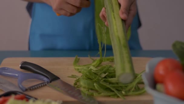 Närbild Skott Kvinna Händer Skala Vinklad Luffa Trä Skärbräda För — Stockvideo