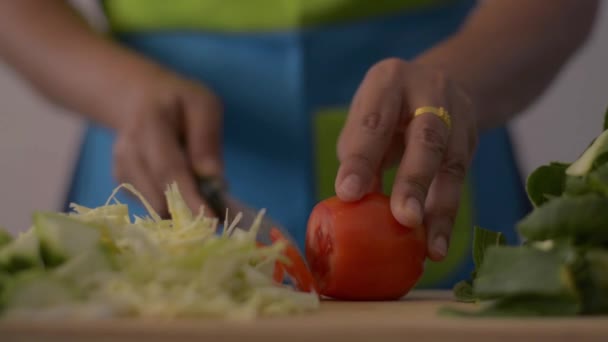 Close Tiro Mãos Mulher Corte Tomate Tábua Corte Madeira Para — Vídeo de Stock