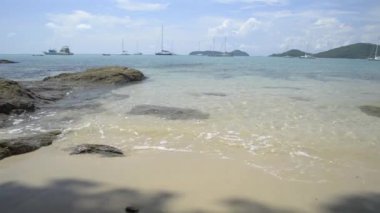 Güzel kayalık ve kumlu sahil, bulutlu mavi gökyüzünün altında berrak su, Phuket, Tayland 'da yatları olan Ao Yon Körfezi.