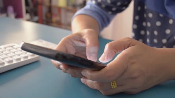 Жінка Використовуючи Смартфон Столі Вдома Вводить Текстове Повідомлення Мобільний Телефон — стокове відео