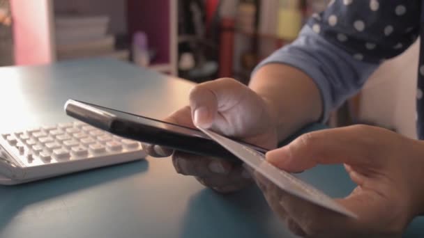 Mulher Compras Line Casa Com Cartão Crédito Bancário Line Com — Vídeo de Stock