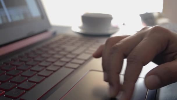 Feche Mão Mulher Rolando Site Usando Laptop Track Pad Teclado — Vídeo de Stock