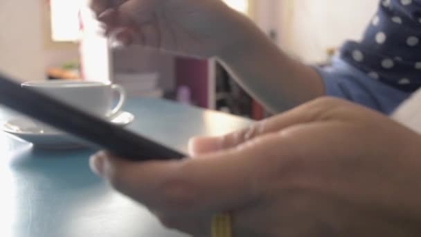 Kvinna Med Hjälp Smart Telefon Skrivbordet Och Dricka Kopp Kaffe — Stockvideo