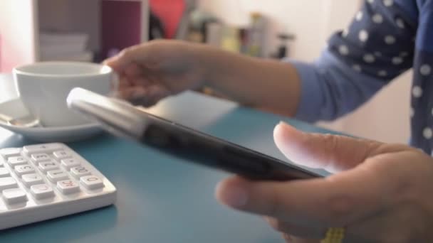 Masada Akıllı Telefon Kullanan Evde Kahve Içen Cep Telefonuna Mesaj — Stok video