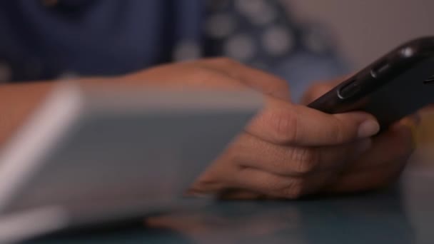 Femme utilisant un téléphone intelligent sur le bureau à la maison, Tapez un message texte sur le téléphone cellulaire. Travail à domicile.