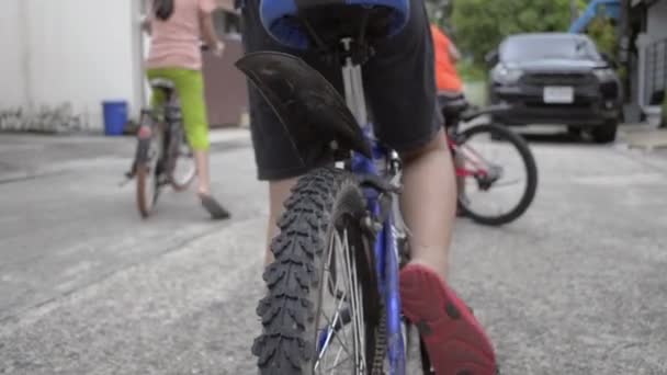 Vista Roda Traseira Bicicleta Com Crianças Vão Brincar Juntos — Vídeo de Stock
