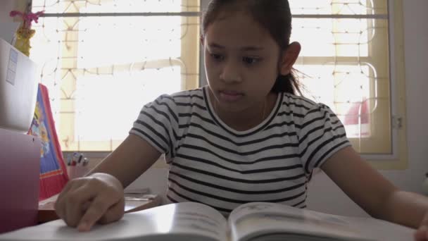 Söt Asiatisk Flicka Läser Bok Skrivbordet Hemma Utbildningsidé — Stockvideo