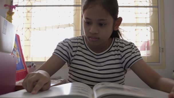 Bonito Menina Asiática Lendo Livro Mesa Casa Conceito Educação — Vídeo de Stock