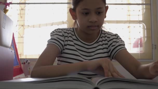 Χαριτωμένη Ασιάτισσα Που Διαβάζει Ένα Βιβλίο Στο Γραφείο Στο Σπίτι — Αρχείο Βίντεο