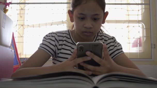 Mignon Asiatique Fille Utilisant Regardant Vidéo Ligne Téléphone Intelligent Maison — Video
