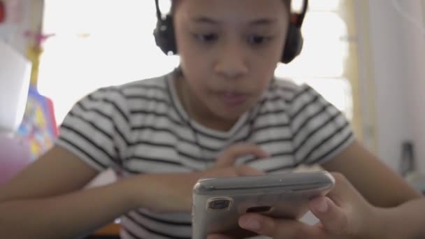 Bonito Ásia Menina Assistindo Online Vídeo Partir Inteligente Telefone Com — Vídeo de Stock