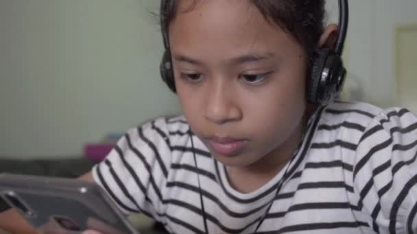 Bonito Ásia Menina Assistindo Online Vídeo Partir Inteligente Telefone Com — Vídeo de Stock