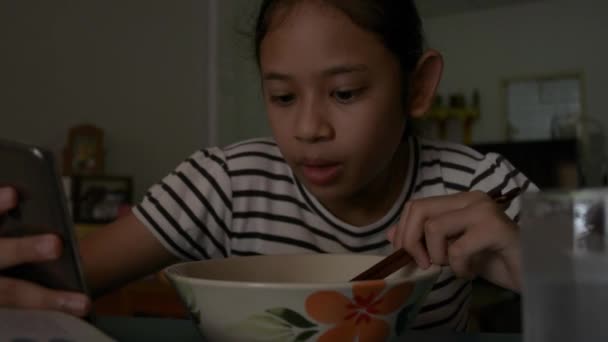 Bonito Ásia Menina Comer Frito Macarrão Enquanto Assistindo Online Vídeo — Vídeo de Stock