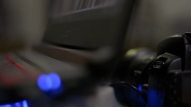 Gece mesai saatinde bilgisayarda klavye yazan kadın fotoğrafçının elleri..