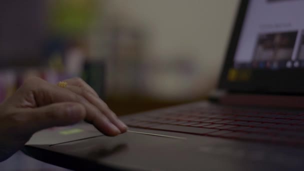 Close Mão Mulher Rolando Site Usando Laptop Track Pad Teclado — Vídeo de Stock